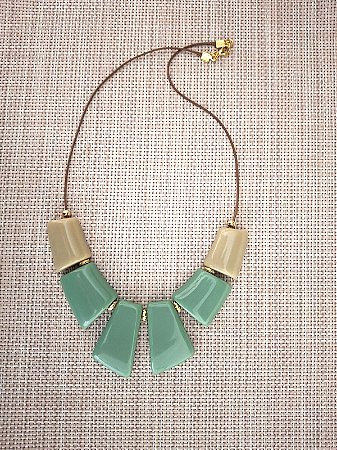 Colar em Resina Verde e Nude