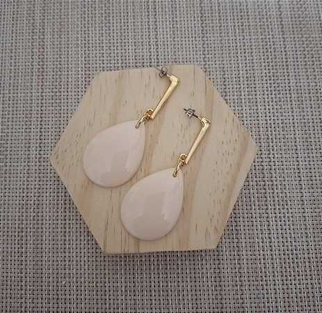 Brinco Pendente com Resina Gota Marfim