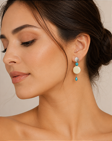 BRINCO PENDENTE COM RESINA OFF-WHITE E TURQUESA