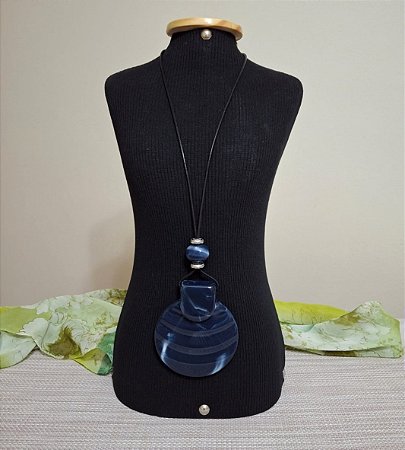 Colar de Cordão e Resina com Pingente Azul Marinho