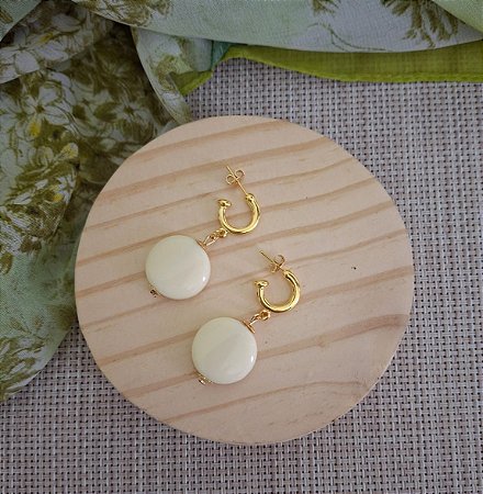 Brinco Pendente Dourado com Resina Off-white