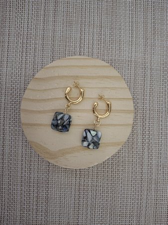 Brinco Pendente Dourado com Quadrado de Madrepérola Inley Grafite