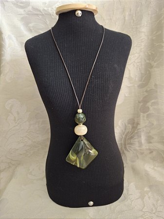 Colar de Cordão E Resina Losango Verde com Pingente