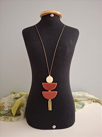 Colar de Cordão e Resina Meia Lua Terracota e Off-White