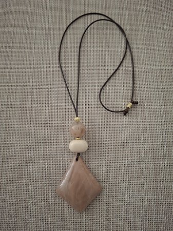 Colar de Cordão E Resina e Pingente Losango Salmão