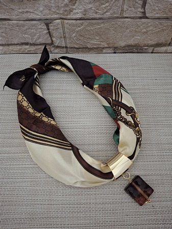 Colar de Lenço Estampado com Pingente Marrom de Resina