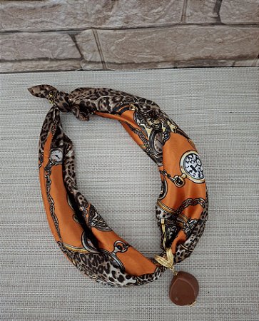 Colar de Lenço Estampado com Pingente Marrom Claro de Resina