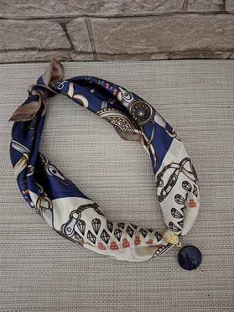 Colar de Lenço Estampado com Pingente Azul