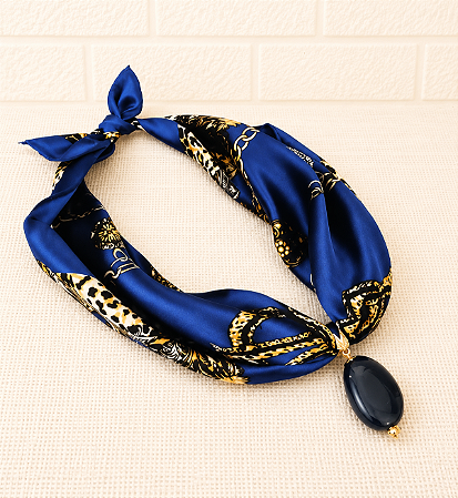Colar de Lenço Estampado com Pingente Azul