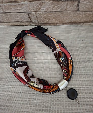 Colar de Lenço Estampado com Pingente Preto