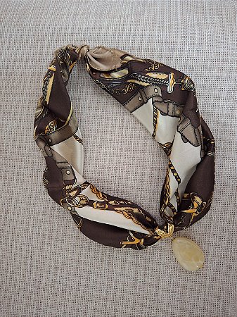 Colar de Lenço Estampado com Pingente Marfim