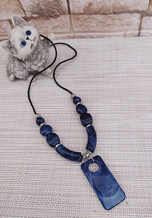 Colar de Cordão e Resina Azul Marinho