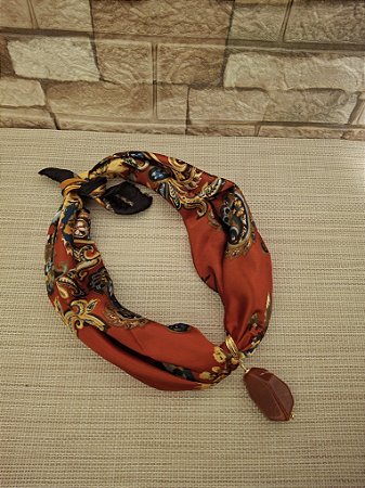 Colar de Lenço Estampado Arabesco com Pingente Vermelho