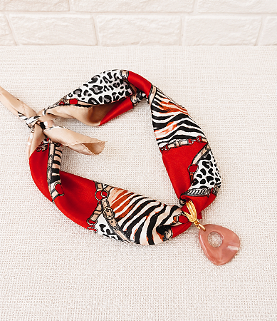 Colar de Lenço Estampado Vermelho com Pingente