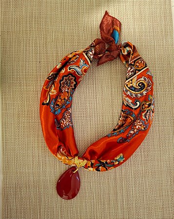 Colar de Lenço Estampado Arabesco com Pingente Vermelho