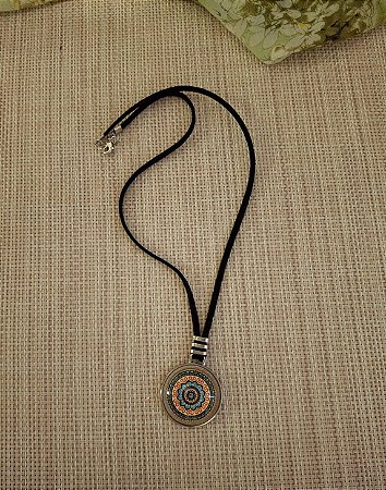 Colar de Camurça com Pingente Niquel e Mandala de Vidro