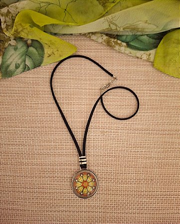Colar de Camurça com Pingente Niquel e Mandala de Vidro