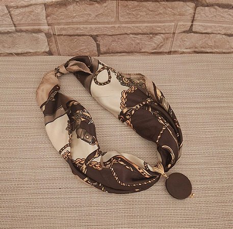 Colar de Lenço Estampado com Pingente de Madeira