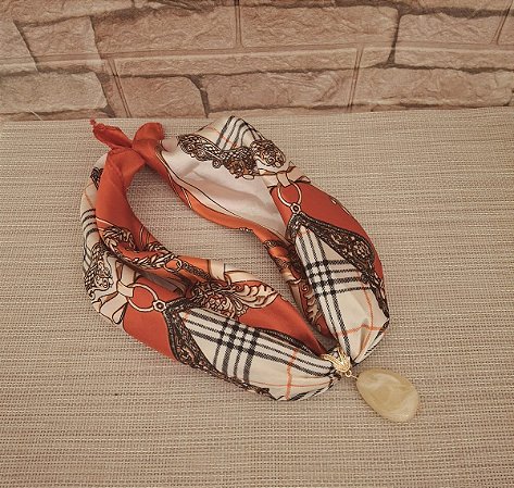 Colar de Lenço Estampado com Pingente Marfim