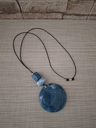 COLAR DE CORDÃO E RESINA COM PINGENTE REDONDO AZUL PETRÓLEO