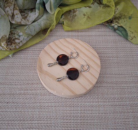 Brinco Pendente Níquel com Resina Tartaruga
