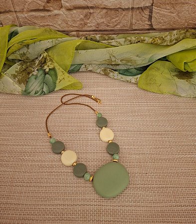 Colar de Cordão e Pingente de Resina Verde