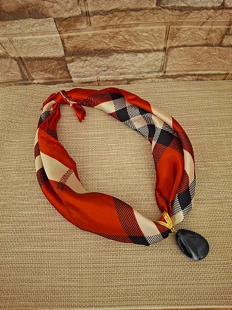 Colar de Lenço Quadriculado com Pingente de Azul