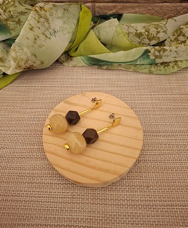 Brinco Pendente com Resina Marfim e Marrom