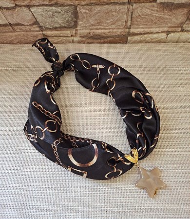 Colar de Lenço Marrom com Pingente Nude Estrela