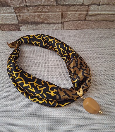 Colar de Lenço Preto e Mostarda com Pingente de Resina