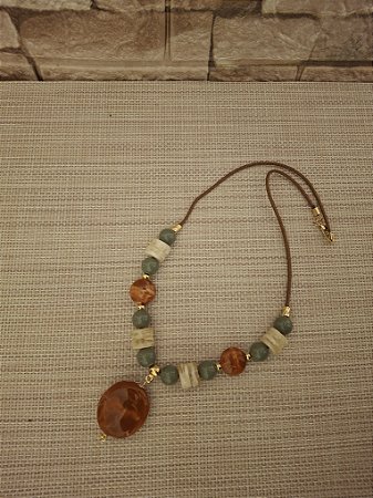 Colar de Cordão e Resina Terracota Verde e Marfim com Pingente