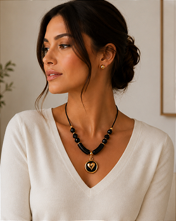 Colar de Cordão e Resina Preto com Pingente Coração Dourado