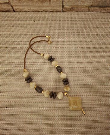 Colar de Cordão e Resina Marrom e Marfim com Pingente
