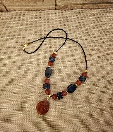 Colar de Cordão e Resina Azul e Marsala com Pingente