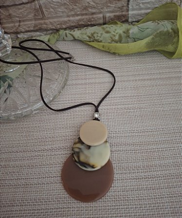 Colar de Cordão e Discos de Resina Marrom e Nude