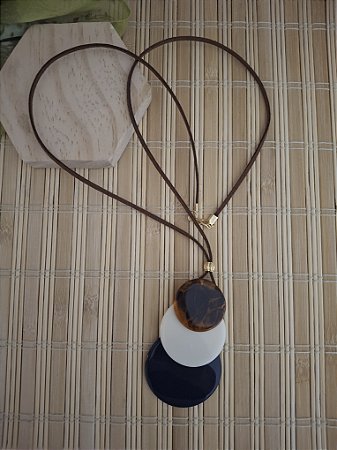 Colar de Cordão e Discos de Resina Azul Marfim e Tartaruga