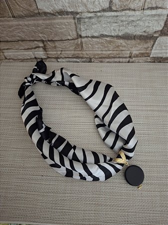 Colar Lenço Preto e Branco com Pingente de Resina