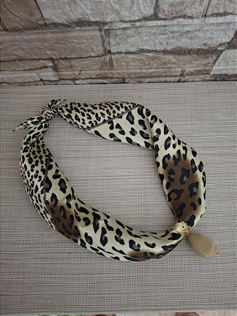 Colar de Lenço Bege Preto e Marrom com Pingente de Resina