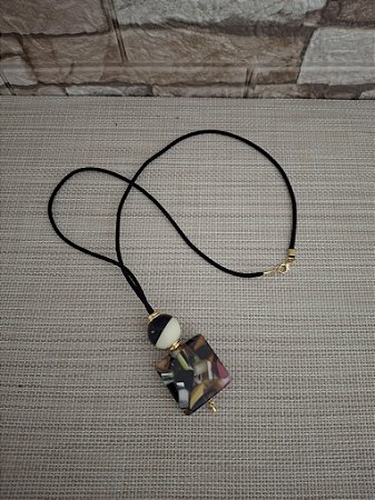 Colar de Cordão e Resina com Pingente Caquinhos