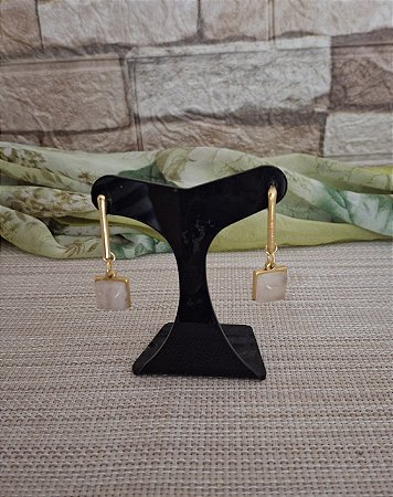 Brinco Pendente Dourado com Quadrado Nude