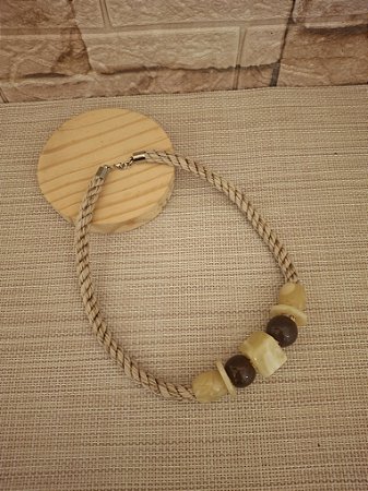 Colar de Corda Náutica com Resina Marrom e Marfim