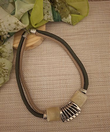 COLAR DE CORDA NÁUTICA DUPLA VERDE E AREIA COM ENTREMEIO NIQUEL