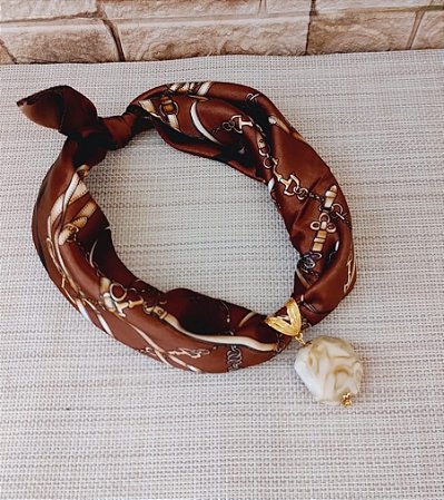 Colar Lenço Náutico Marrom com Pingente