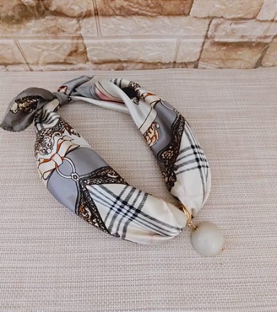 Colar Lenço Estampado Cinza com Pingente