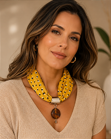 Colar Lenço Amarelo Estampado com Pingente