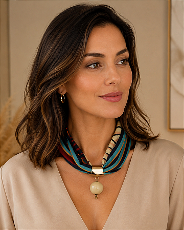 Colar Lenço Listrado com Pingente Elegante