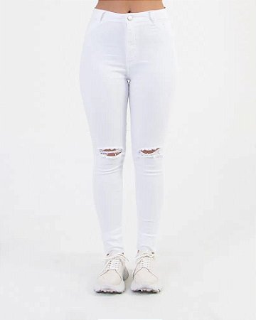 calça jeans branca com rasgo no joelho