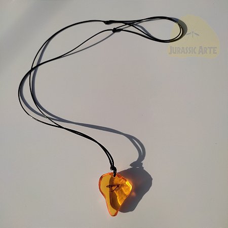 Colar Mosquito em Âmbar  Ilha Nublar Laranja