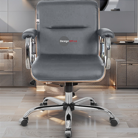 Cadeira Original Eames Diretor com Rodinhas Cromadas e Anti Risco Linha Capa em Madeira Escura Cinza Claro