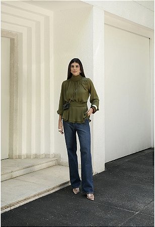 Blusa acinturada com gola alta